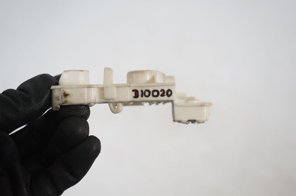 Tail light bulb cover holder (9)