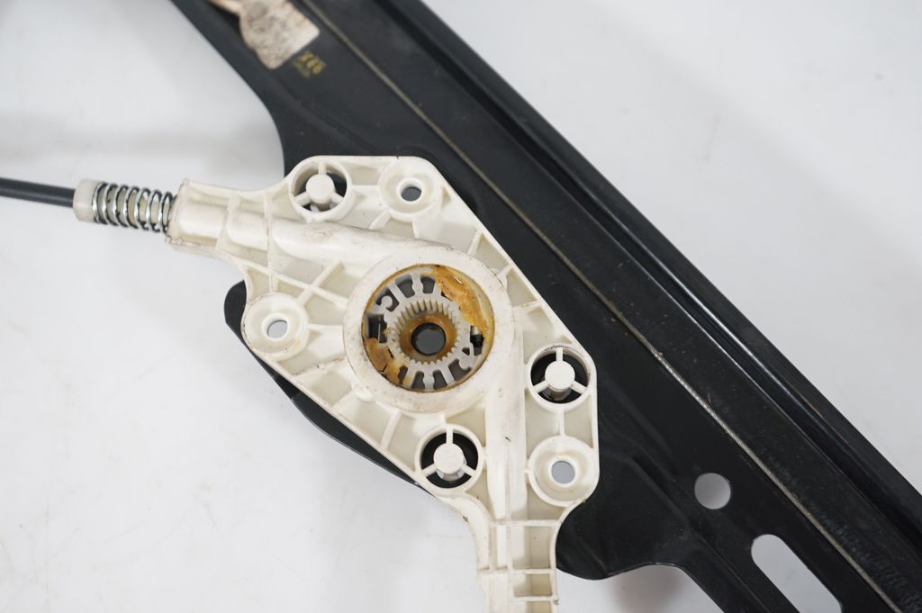 Front door window regulator with motor (7)