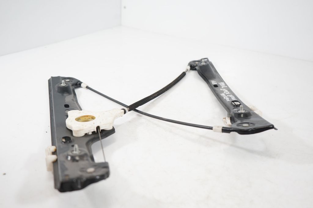 Front door window regulator with motor (7)