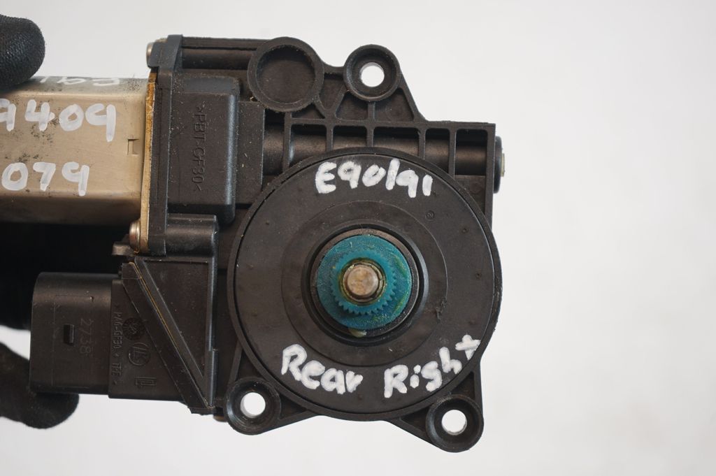 Rear door window regulator with motor (8)