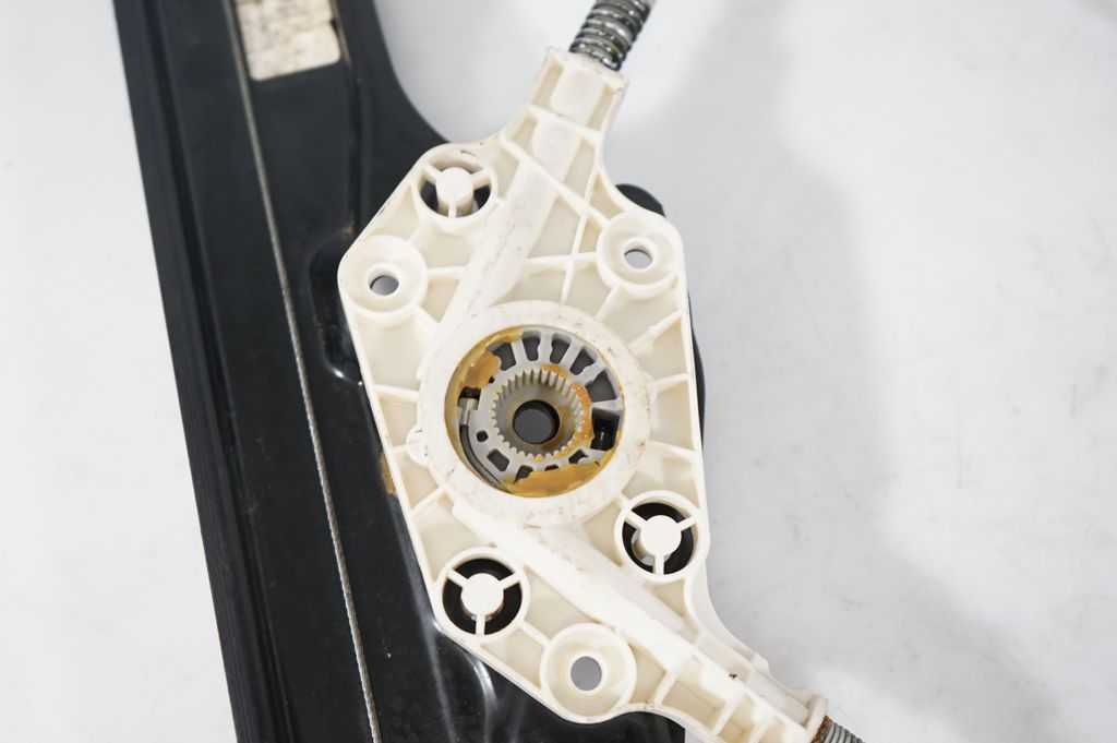 Front door window regulator with motor (7)