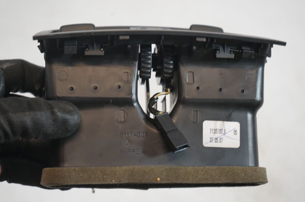 Rear air vent grill (6)