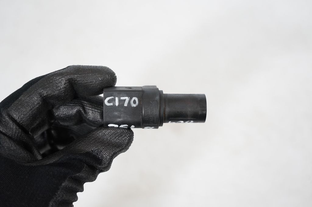 Camshaft position sensor (7)