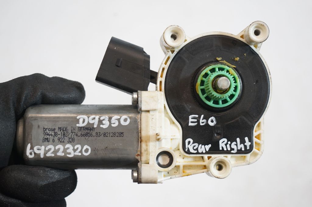 Rear door window regulator with motor (8)