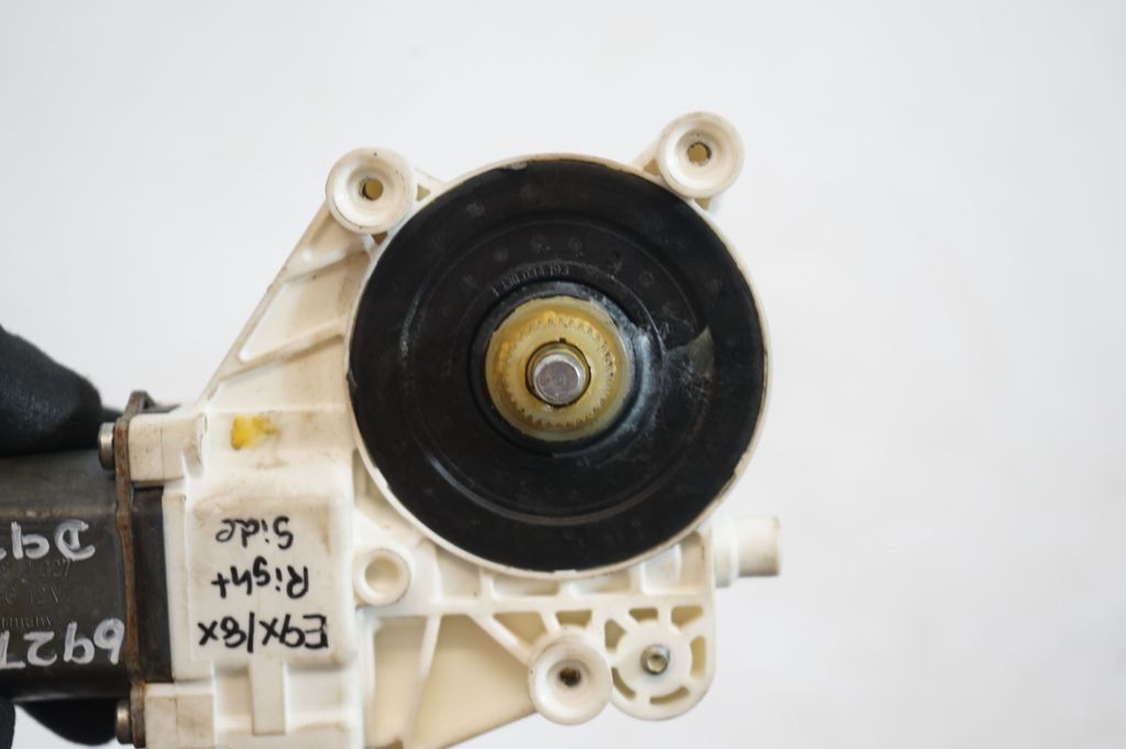 Front door window regulator with motor (7)