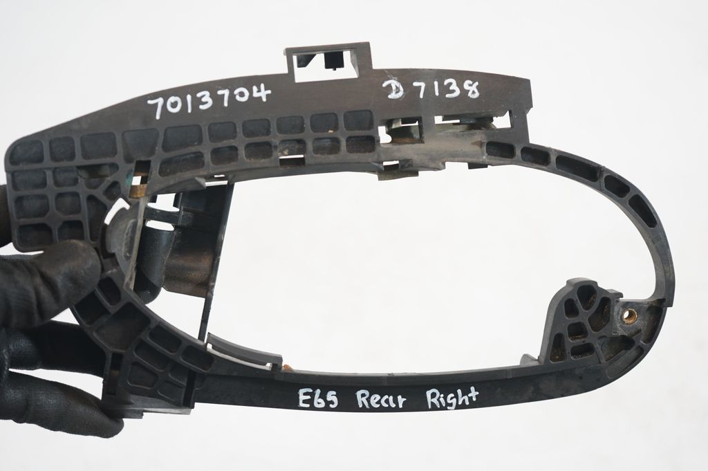 Rear door exterior handle/bracket (7)