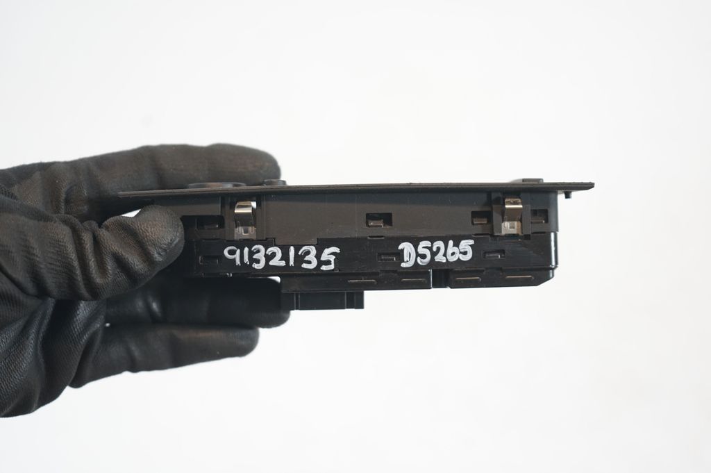 Electric window control switch (8)