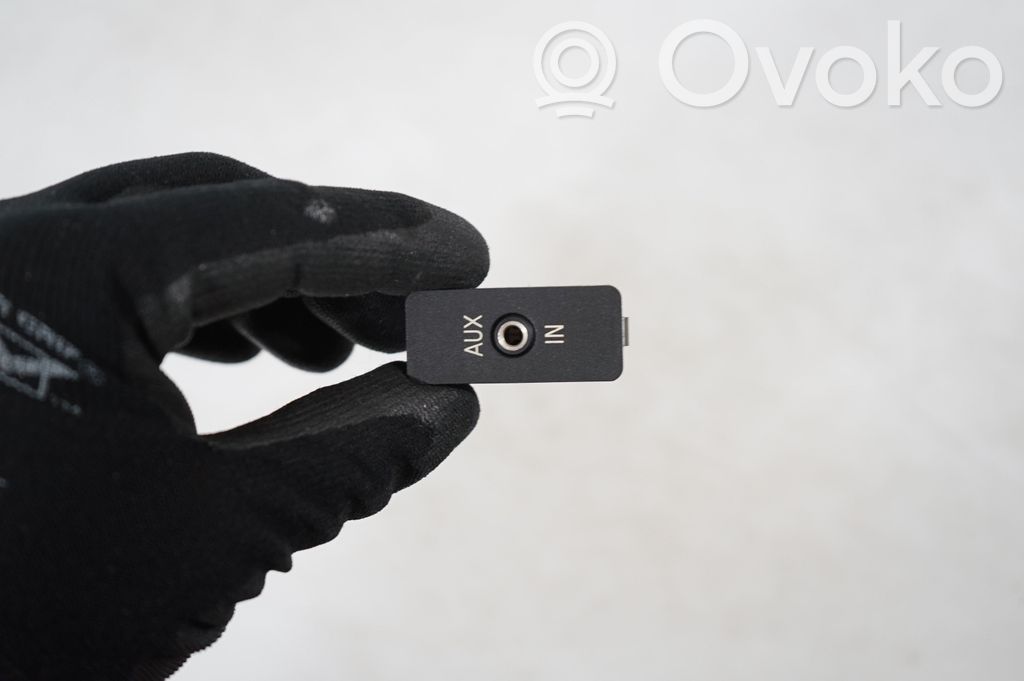 AUX in-socket connector (5)