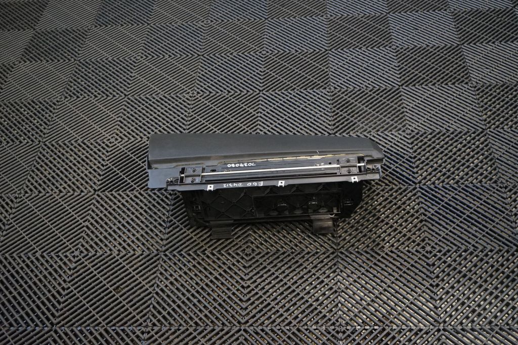 Glove box (3)