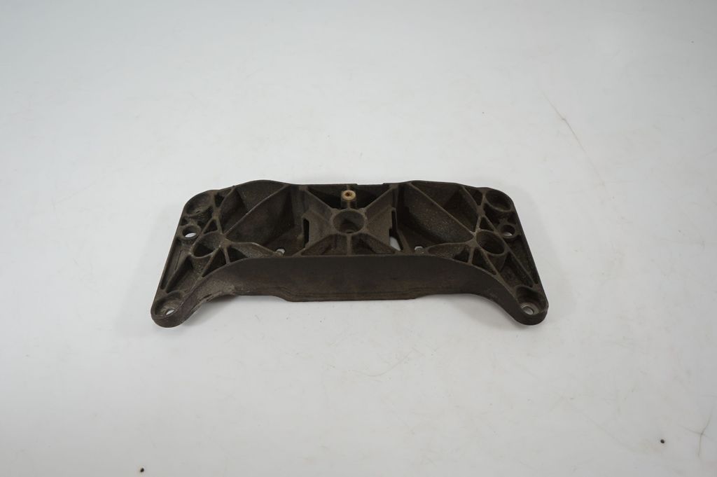 Engine mounting bracket (5)