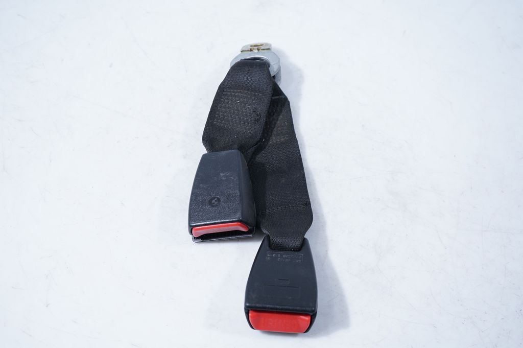 Middle seatbelt buckle (rear) (4)