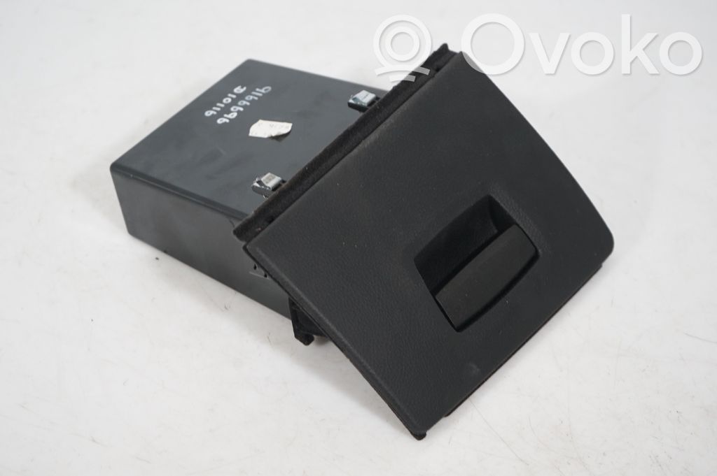 Glove box (6)