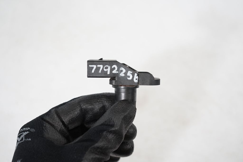 Camshaft position sensor (8)