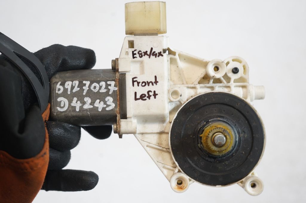 Front door window regulator with motor (8)