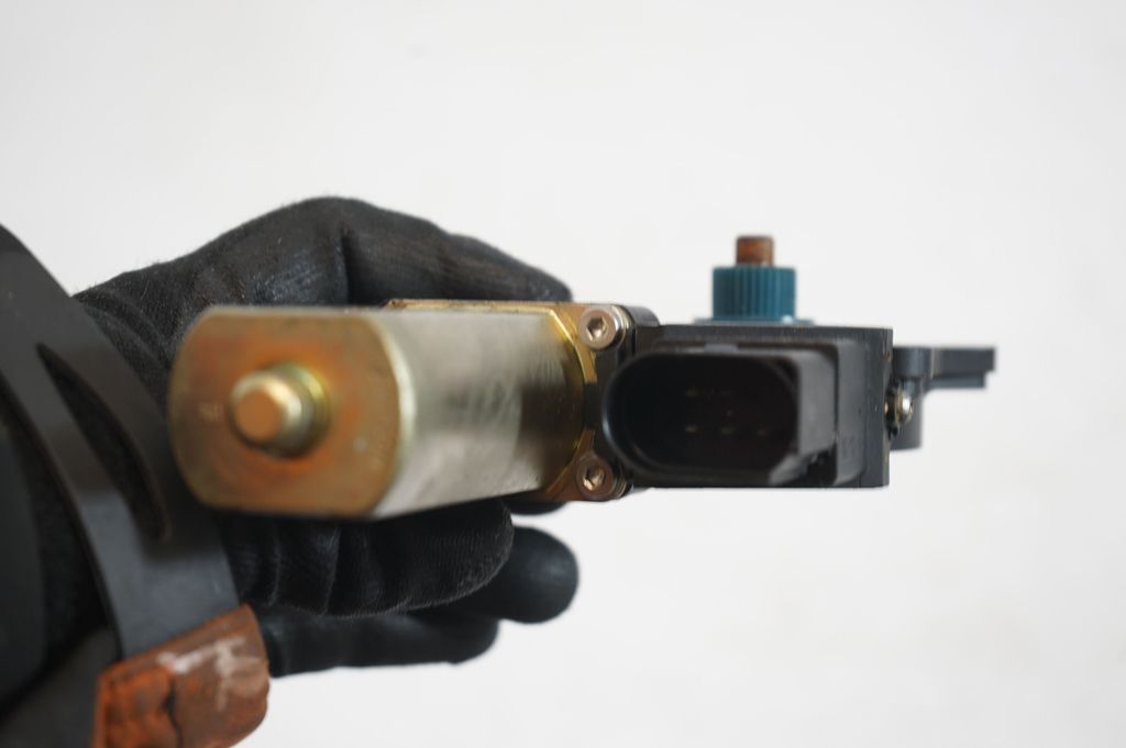 Rear door window regulator with motor (6)