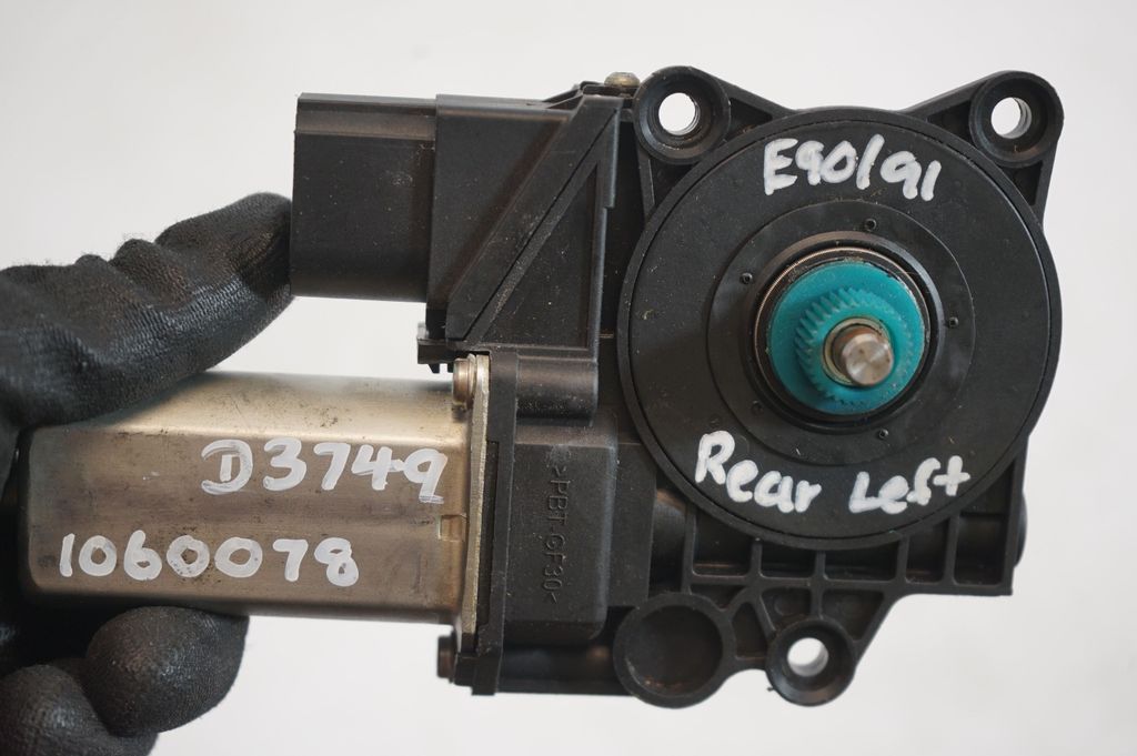 Rear door window regulator with motor (9)