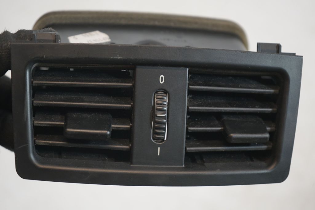 Rear air vent grill (7)