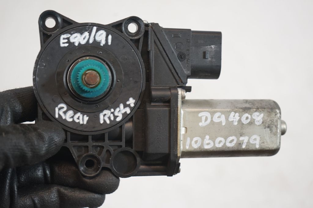 Rear door window regulator with motor (8)