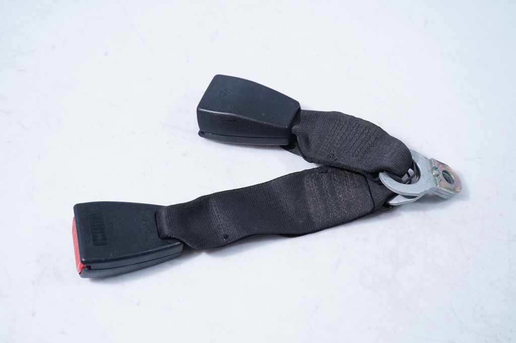 Middle seatbelt buckle (rear)