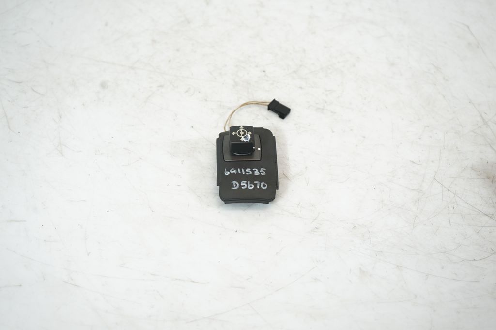 Steering wheel adjustment switch