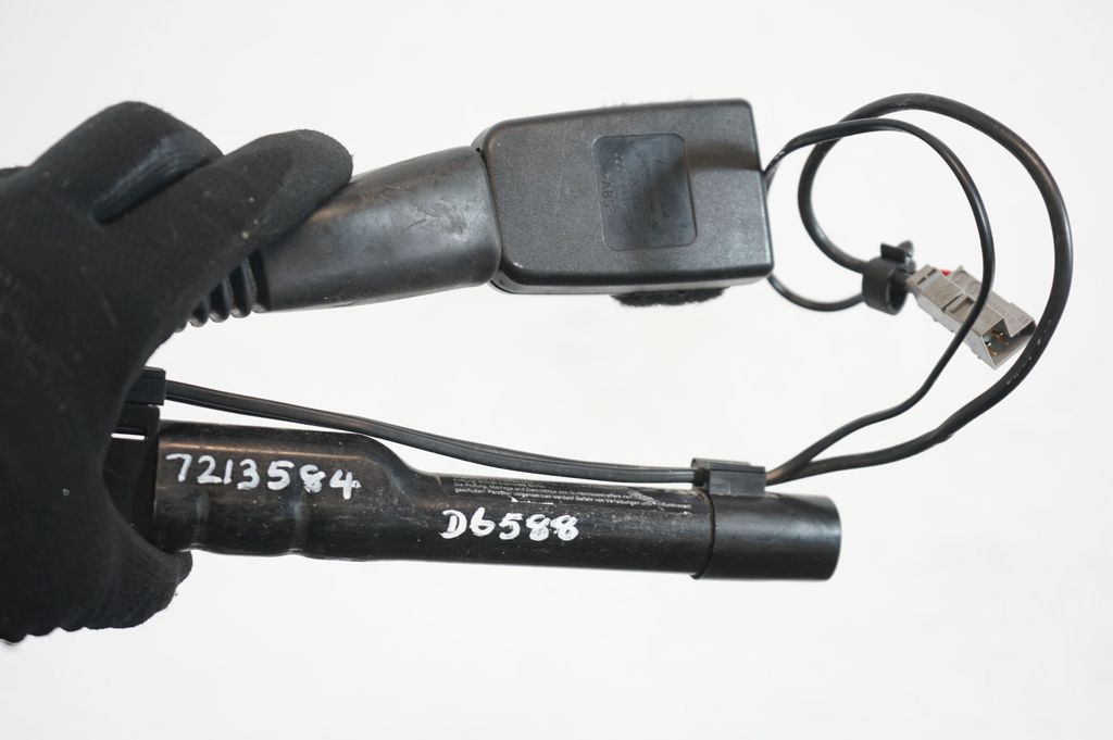 Rear seatbelt buckle (7)