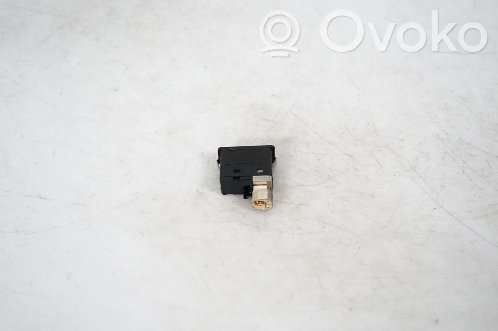 AUX in-socket connector (5)