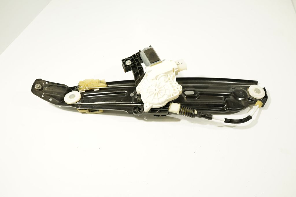 Rear door window regulator with motor (10)