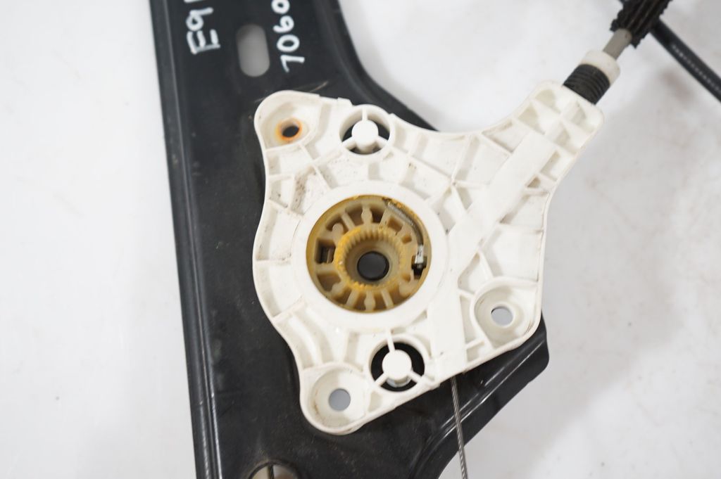 Front door window regulator with motor (7)