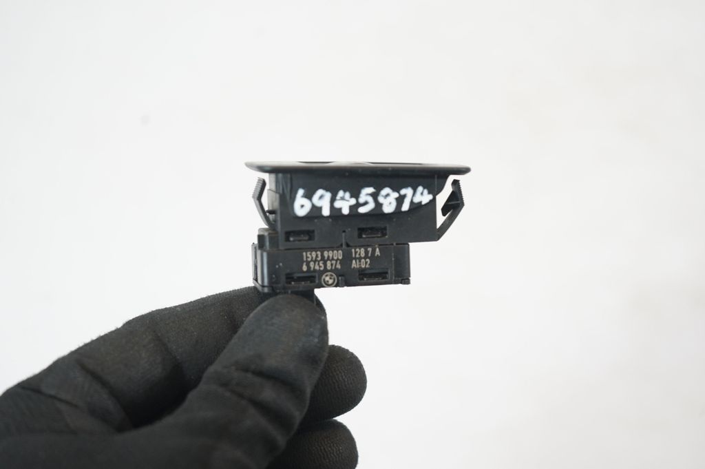 Electric window control switch (9)