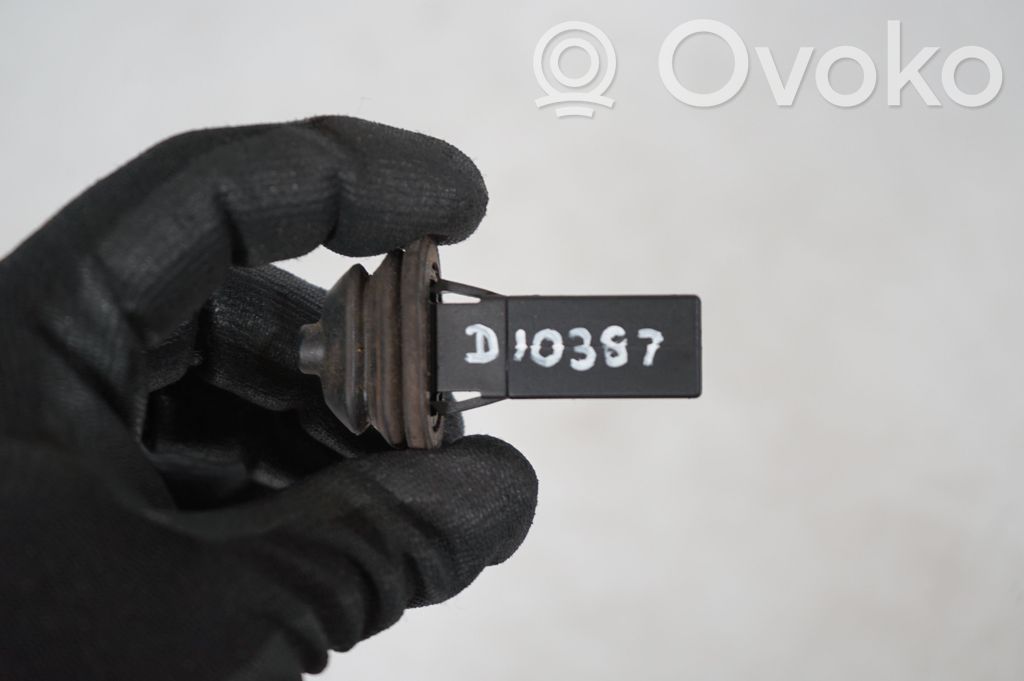 Fuel tank cap lock (7)