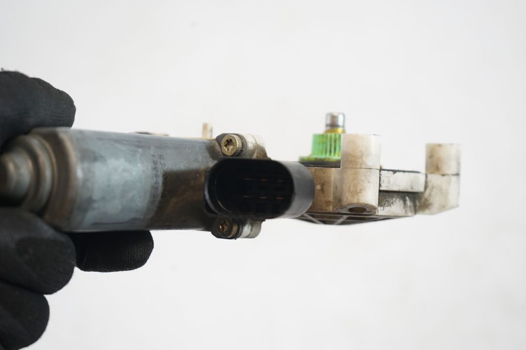 Front door window regulator with motor (6)