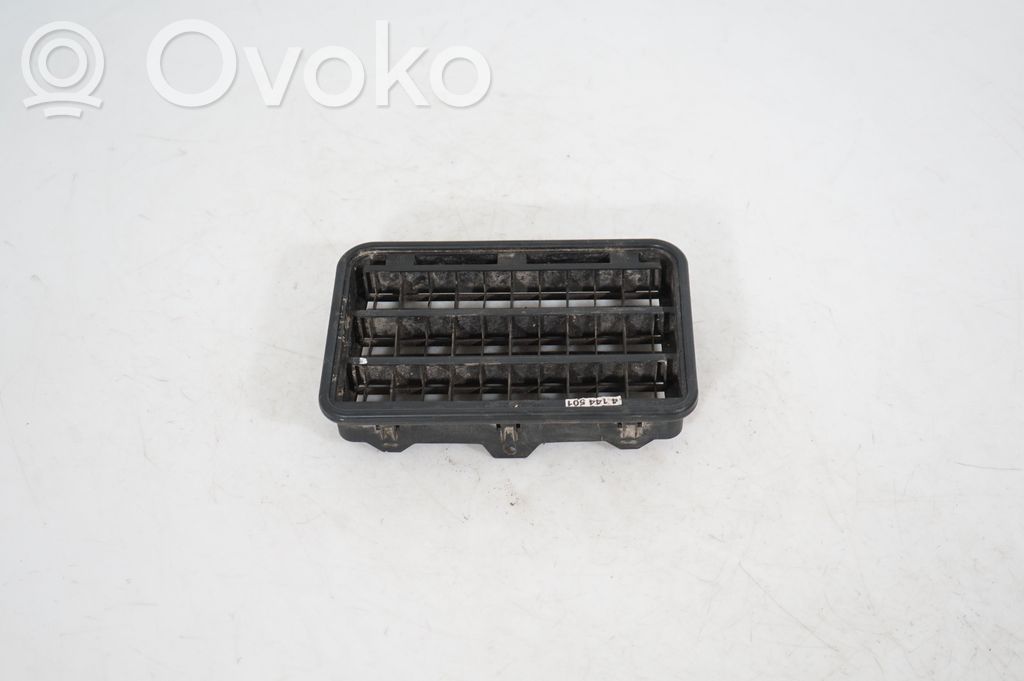 Quarter panel pressure vent