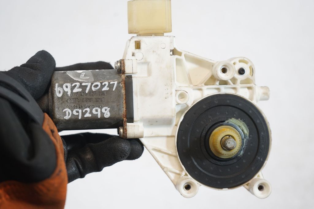 Front door window regulator with motor (8)