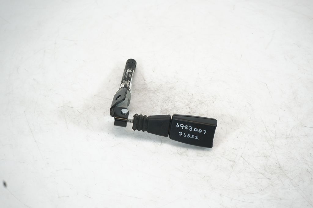 Rear seatbelt buckle (2)