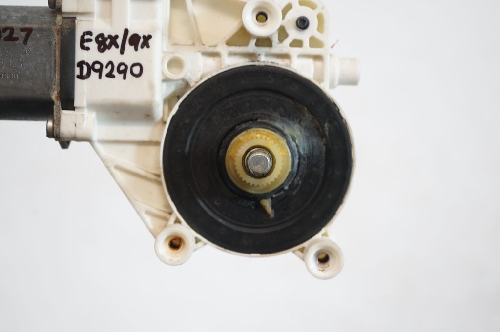 Front door window regulator with motor (7)