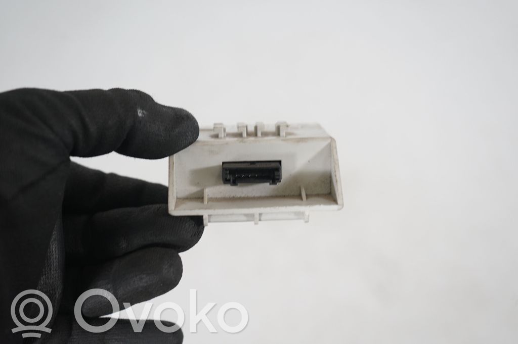 Yaw turn rate sensor (7)