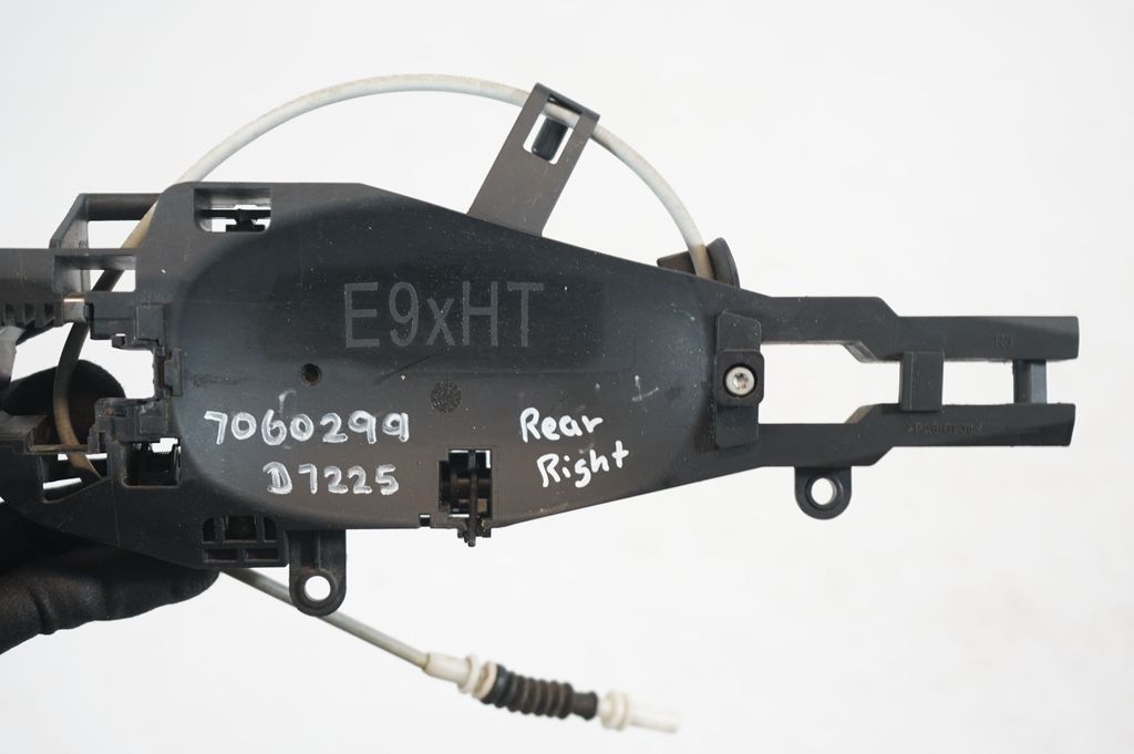 Rear door exterior handle/bracket (7)