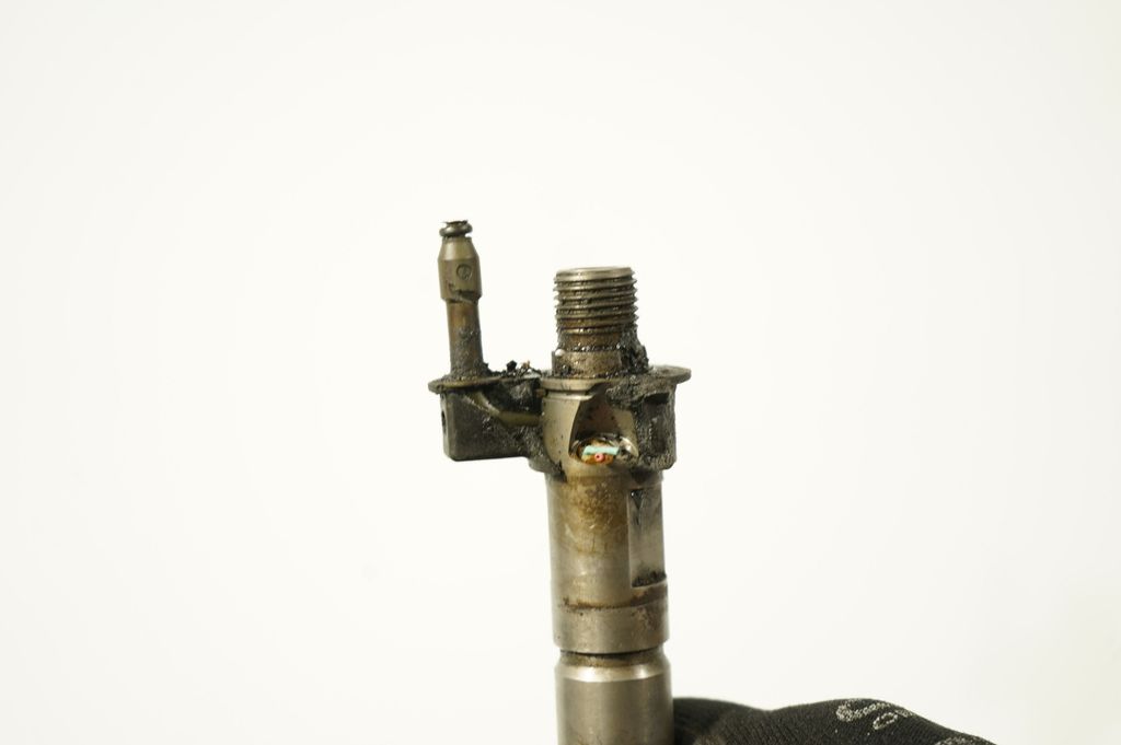 Fuel injector (6)