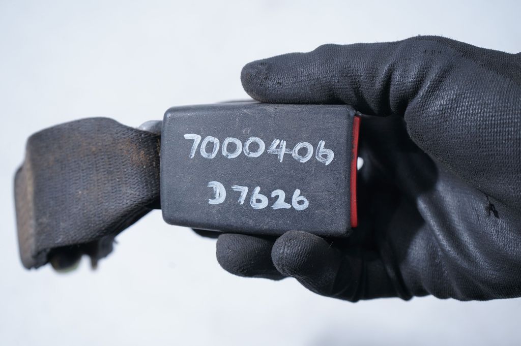 Rear seatbelt buckle (7)