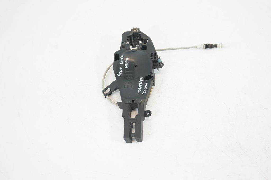 Rear door exterior handle/bracket (4)