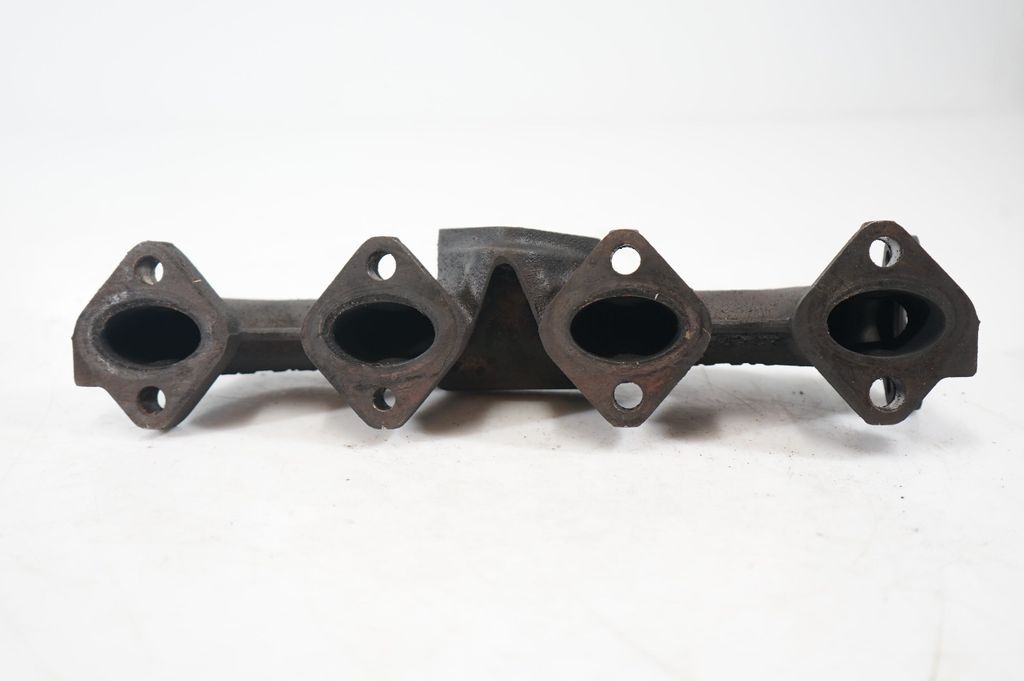 Exhaust manifold (8)