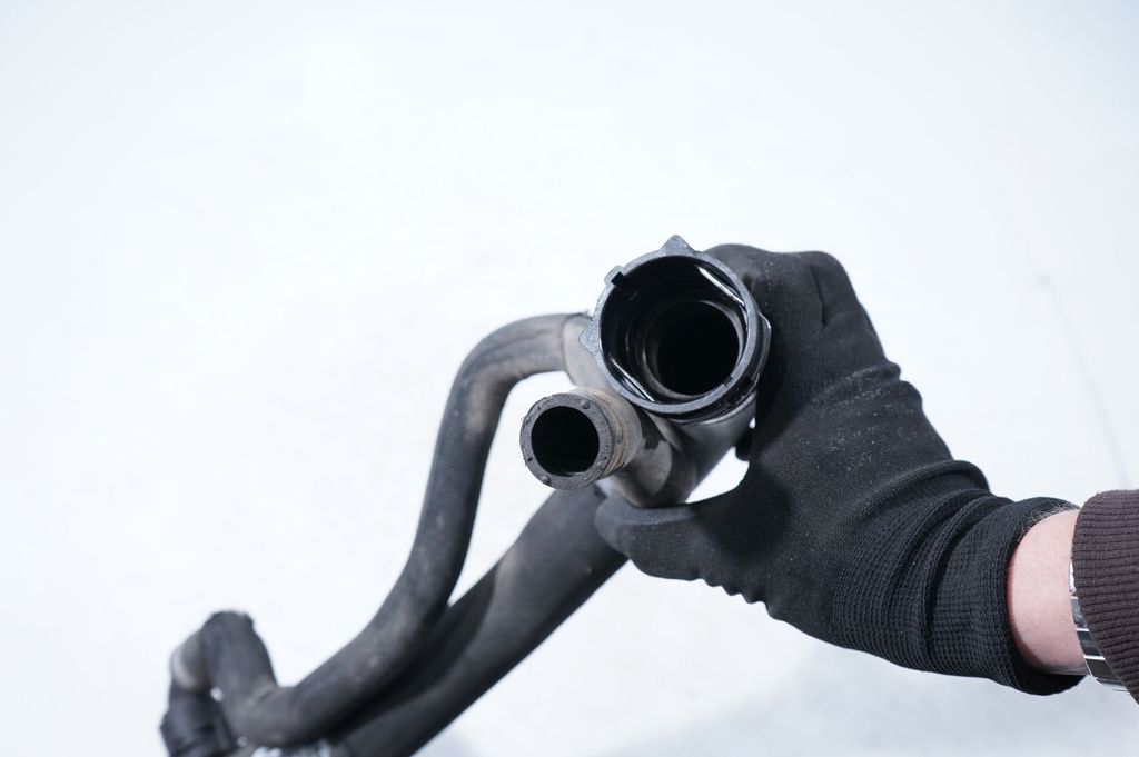 Engine coolant pipe/hose (6)