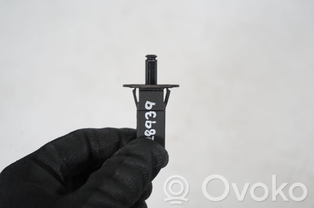 Fuel tank cap lock (7)