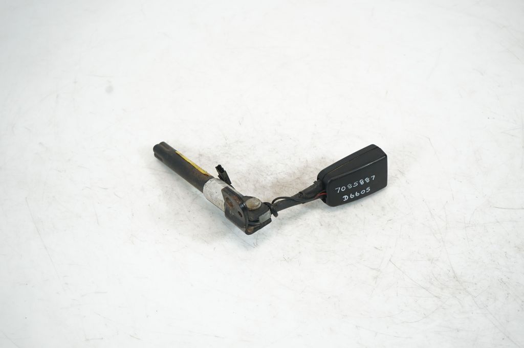 Rear seatbelt buckle (2)