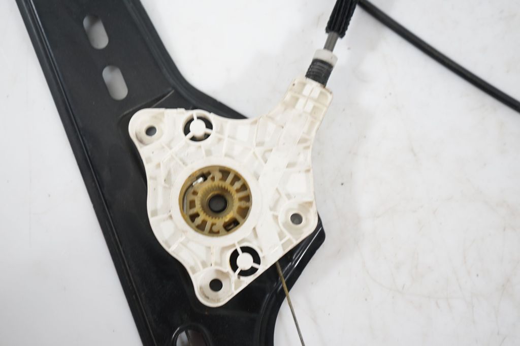 Front door window regulator with motor (8)