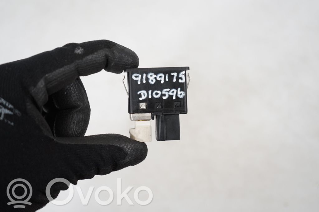 AUX in-socket connector (9)