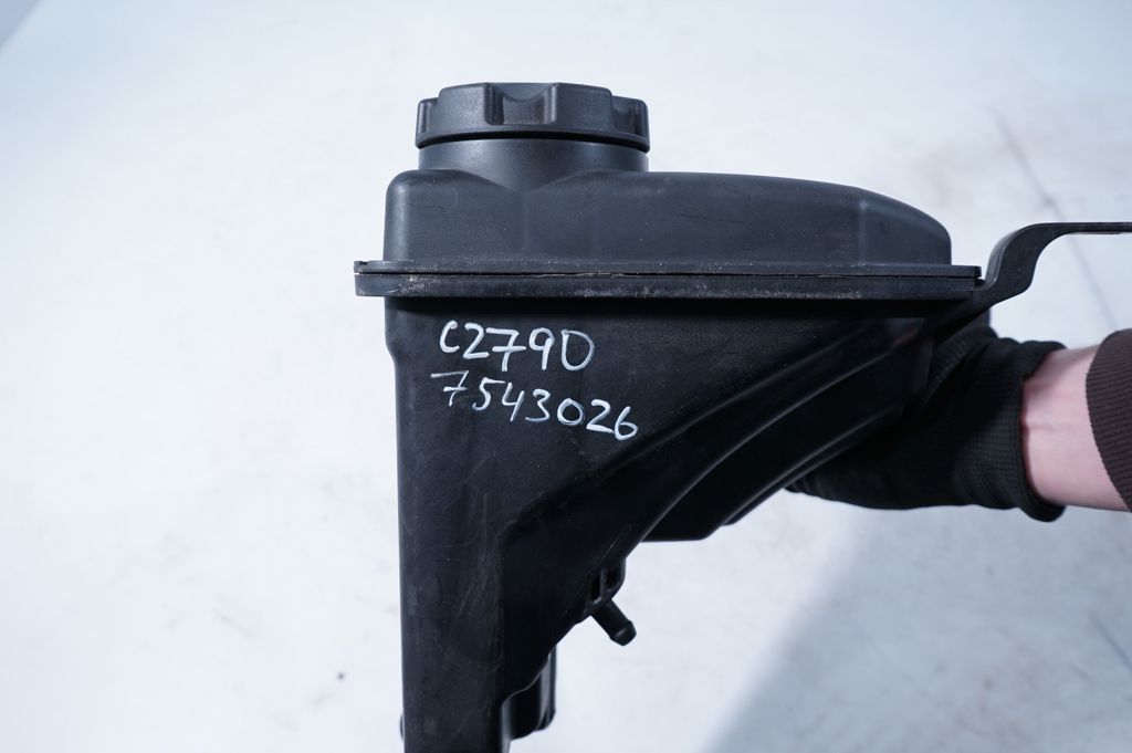 Coolant expansion tank/reservoir (7)