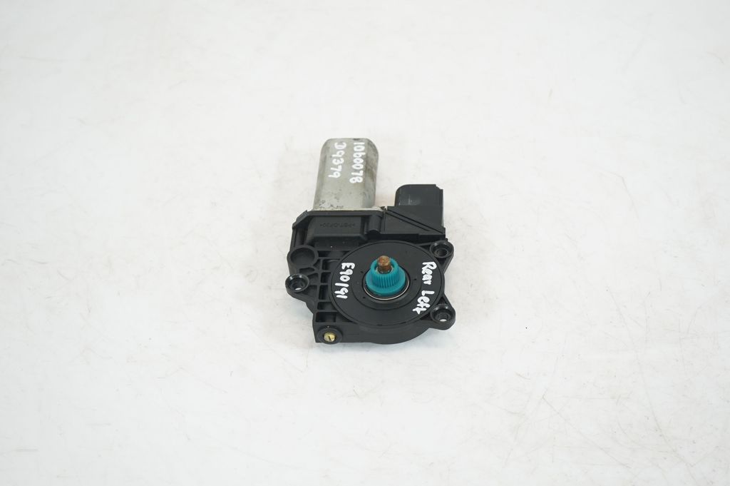 Rear door window regulator with motor (2)