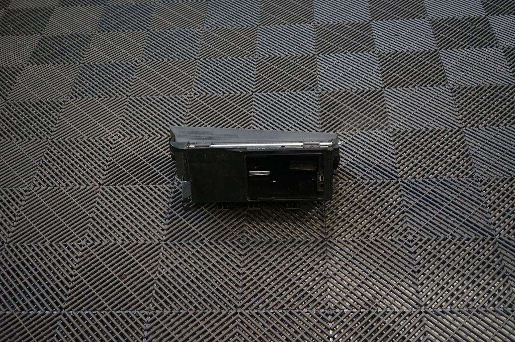 Glove box (3)