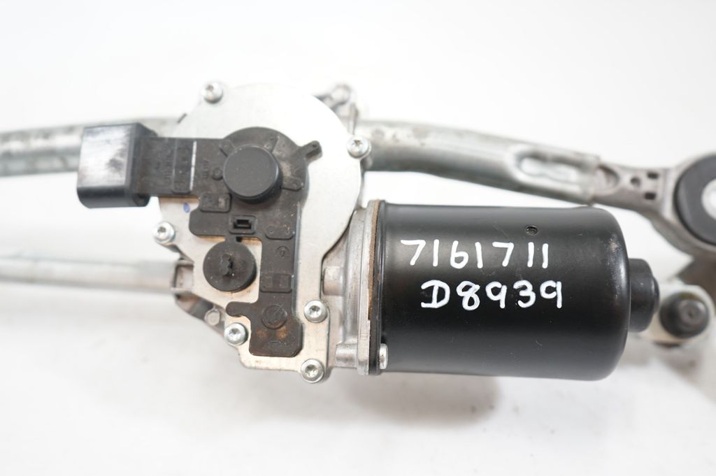 Front wiper linkage and motor (10)